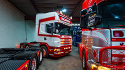 20251019-Tom-Holding-00122